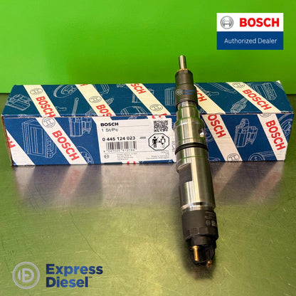 Bosch 0445124023 injector for Deutz TCD 6.1 and Fendt 800 Vario, standing side view